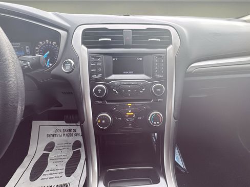 Used 2017 Ford Fusion SE image 10