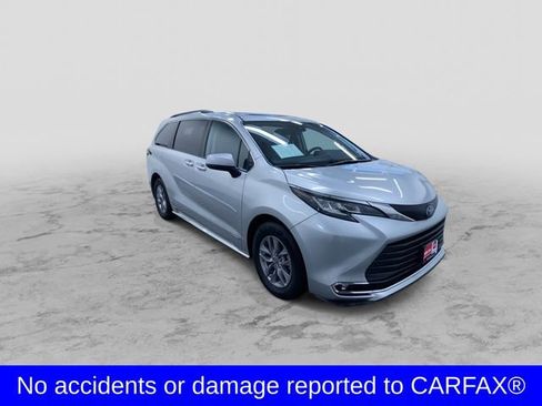 Used 2021 Toyota Sienna XLE image 3