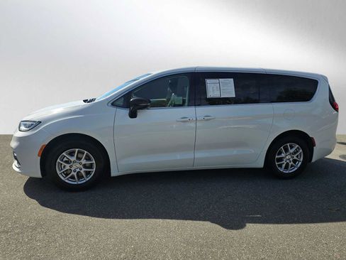 Used 2024 Chrysler Pacifica Touring-L FWD image 6