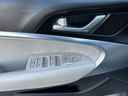 Used 2023 Genesis G70 2.0T image 11