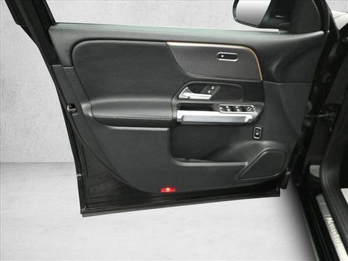 Certified 2022 Mercedes-Benz GLB 250 4MATIC image 19