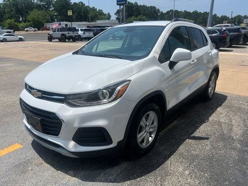 Used 2022 Chevrolet Trax LT w/ LT Convenience Package FWD image 4