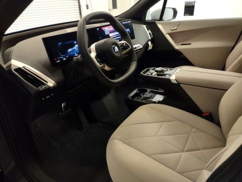 Used 2023 BMW iX xDrive50 image 4