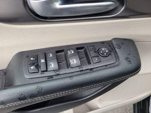 Used 2024 Chrysler Pacifica Touring-L FWD image 15