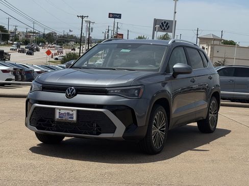 New 2025 Volkswagen Taos SE FWD image 9