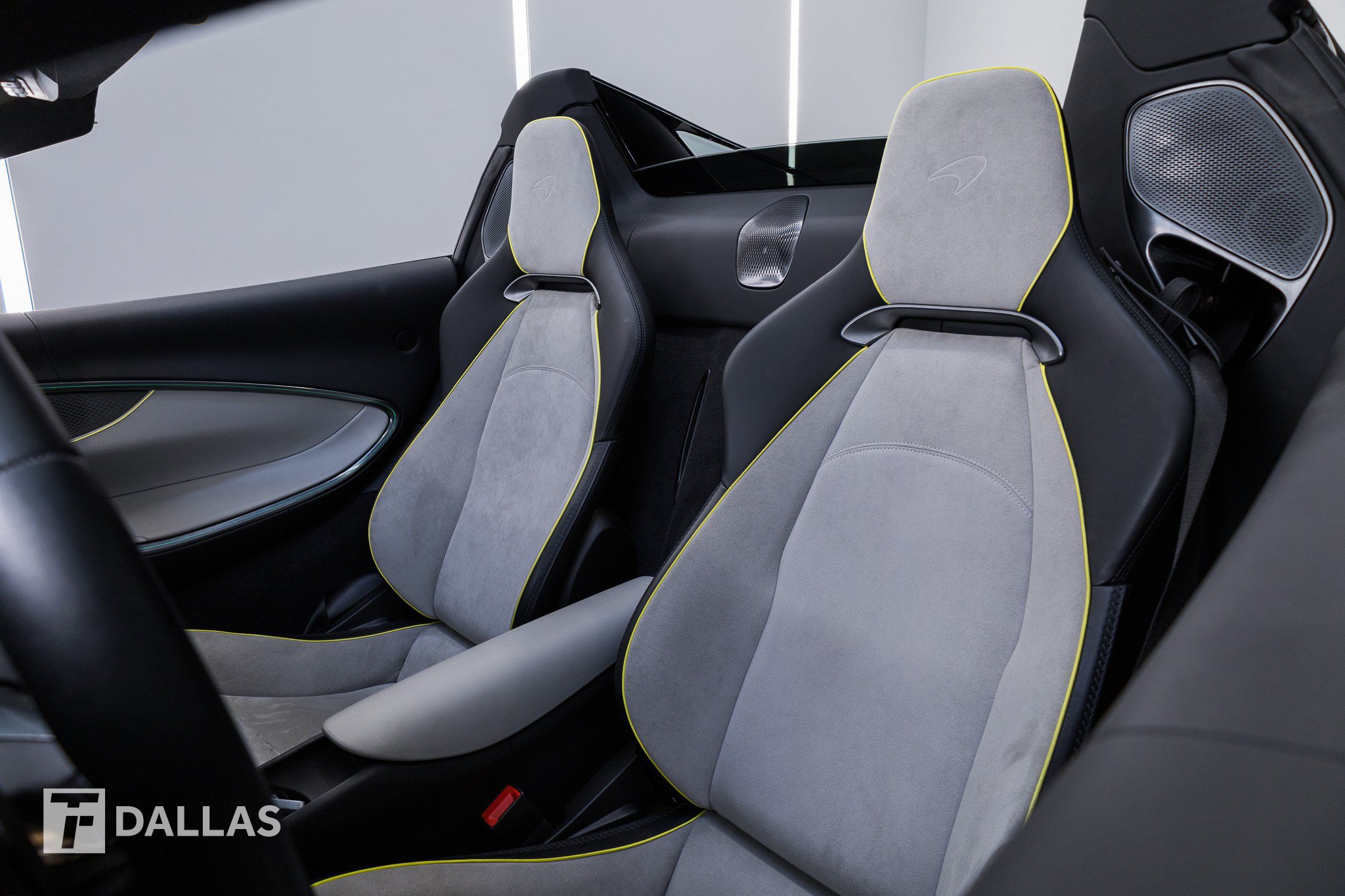 Used 2025 McLaren Artura Spider RWD image 21