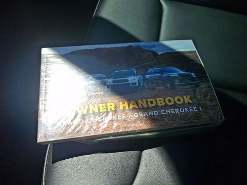 Used 2025 Jeep Grand Cherokee Limited AWD/4WD image 26