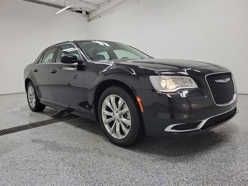 Used 2022 Chrysler 300 Touring image 2