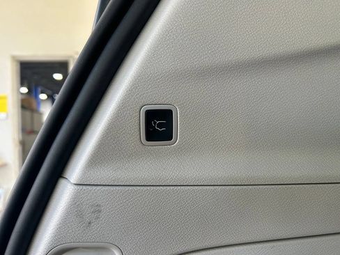Used 2024 Chrysler Pacifica Touring-L FWD image 32