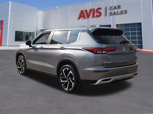 Used 2024 Mitsubishi Outlander SE image 3