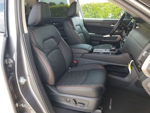 New 2025 Nissan Pathfinder Platinum image 12