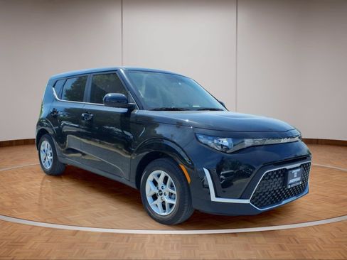 Used 2025 Kia Soul LX w/ LX Technology Package FWD image 1