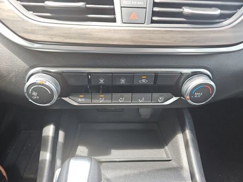 Used 2025 Nissan Altima 2.5 SV FWD image 39