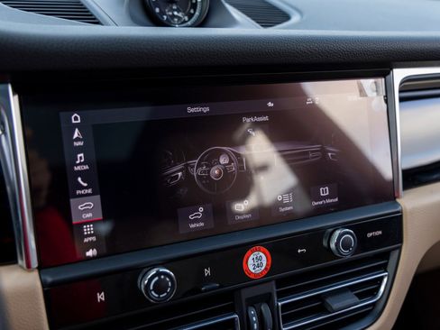 Certified 2025 Porsche Macan image 34