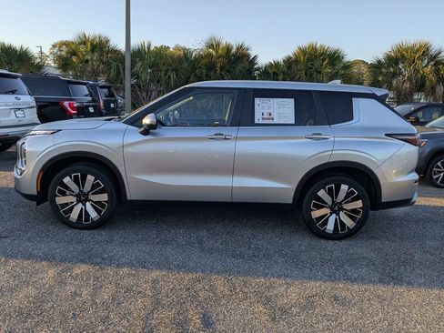 Used 2025 Mitsubishi Outlander SE image 7