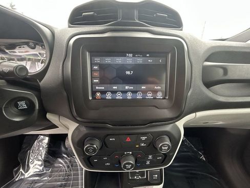 Used 2021 Jeep Renegade Latitude FWD image 17