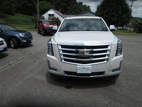 Used 2018 Cadillac Escalade ESV Luxury image 3