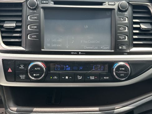 Used 2015 Toyota Highlander XLE FWD image 30