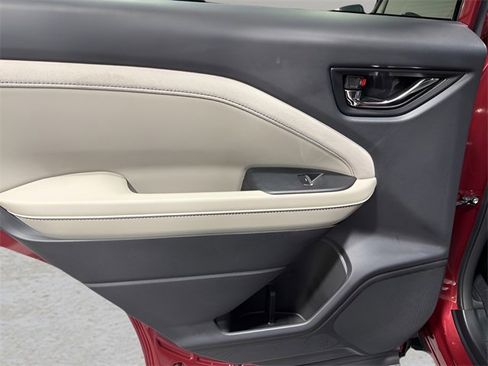 Used 2025 Subaru Forester Limited w/ Popular Package #2 image 30