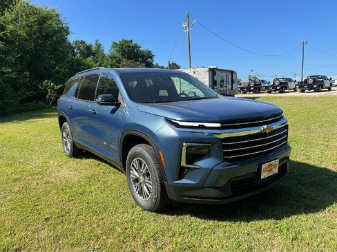 New 2025 Chevrolet Traverse LT image 2