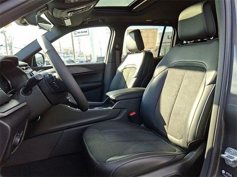 New 2025 Jeep Grand Cherokee Altitude image 9