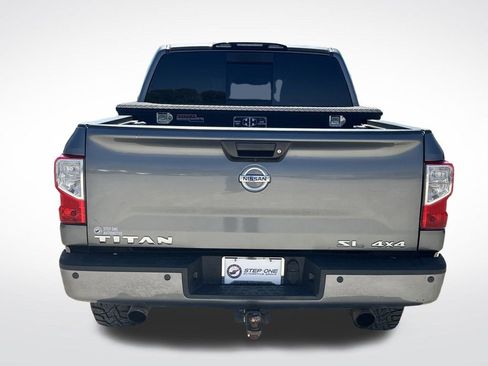 Used 2017 Nissan Titan SL image 6