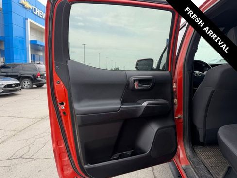 Used 2018 Toyota Tacoma TRD Sport w/ Technology Package AWD/4WD image 15