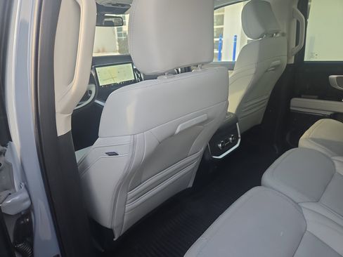 Used 2025 Ford Expedition Platinum image 15