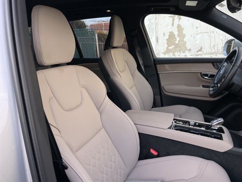 Used 2025 Volvo XC90 B6 Plus image 12
