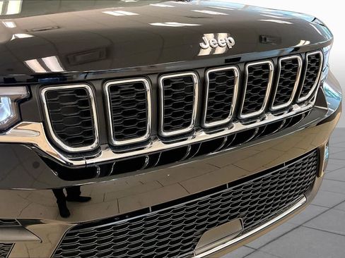 Used 2023 Jeep Grand Cherokee Laredo AWD/4WD image 28