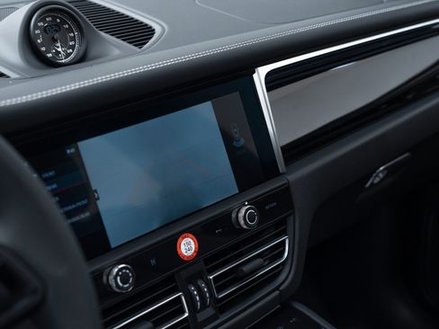 Certified 2025 Porsche Macan AWD/4WD image 26