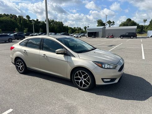 Used 2017 Ford Focus SEL FWD image 2