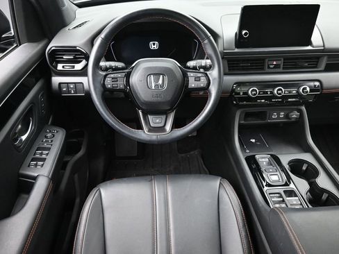Used 2025 Honda Pilot TrailSport image 14