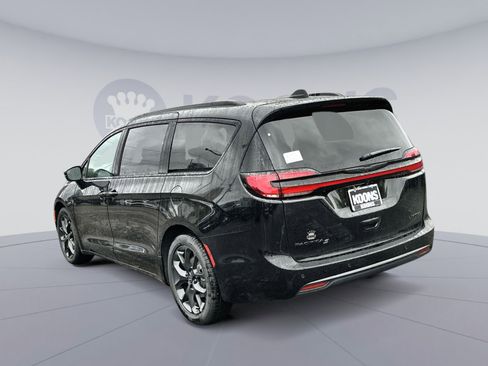 New 2026 Chrysler Pacifica Limited w/ S Appearance Package image 4