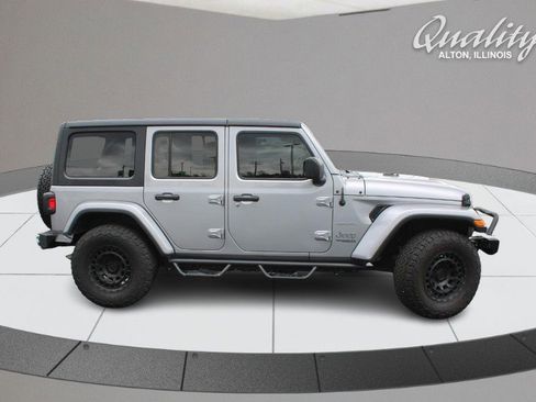 Used 2021 Jeep Wrangler Unlimited Sahara AWD/4WD image 3