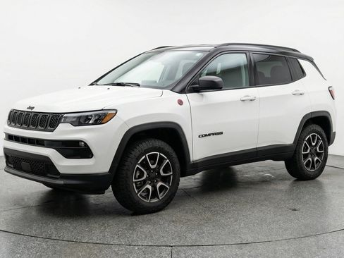 Used 2025 Jeep Compass Trailhawk AWD/4WD image 3