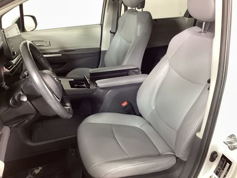 Used 2024 Toyota Sienna XLE FWD image 10