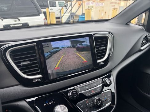 Used 2025 Chrysler Pacifica Select image 22