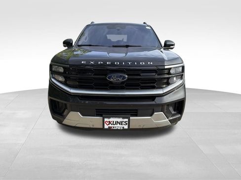 Used 2025 Ford Expedition Platinum w/ Driver's Package AWD/4WD image 4