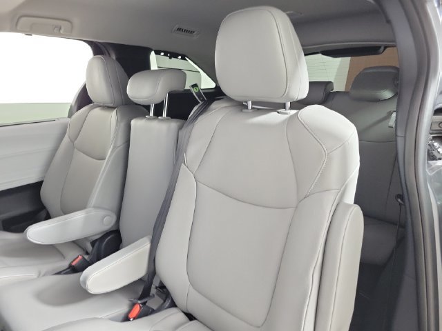Used 2026 Toyota Sienna XLE FWD image 13