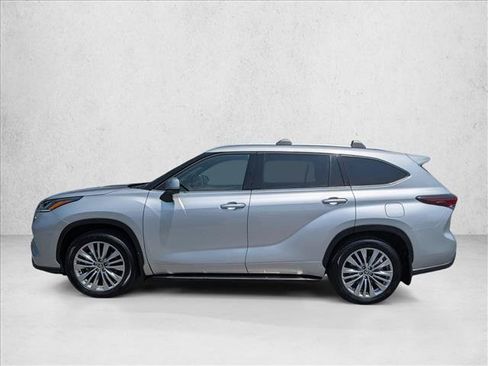 Used 2025 Toyota Highlander Platinum AWD/4WD image 9