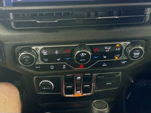 Used 2024 Jeep Wrangler Unlimited Sport AWD/4WD image 15