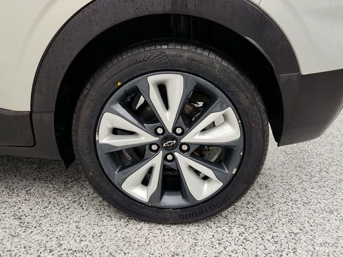 Used 2022 Chevrolet Bolt EUV LT w/ Convenience Package image 9