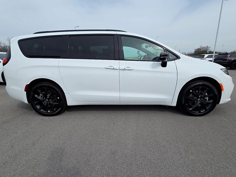 New 2026 Chrysler Pacifica Select image 4