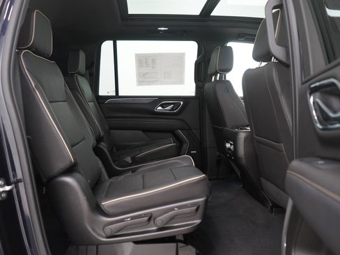Used 2023 GMC Yukon XL SLT image 12