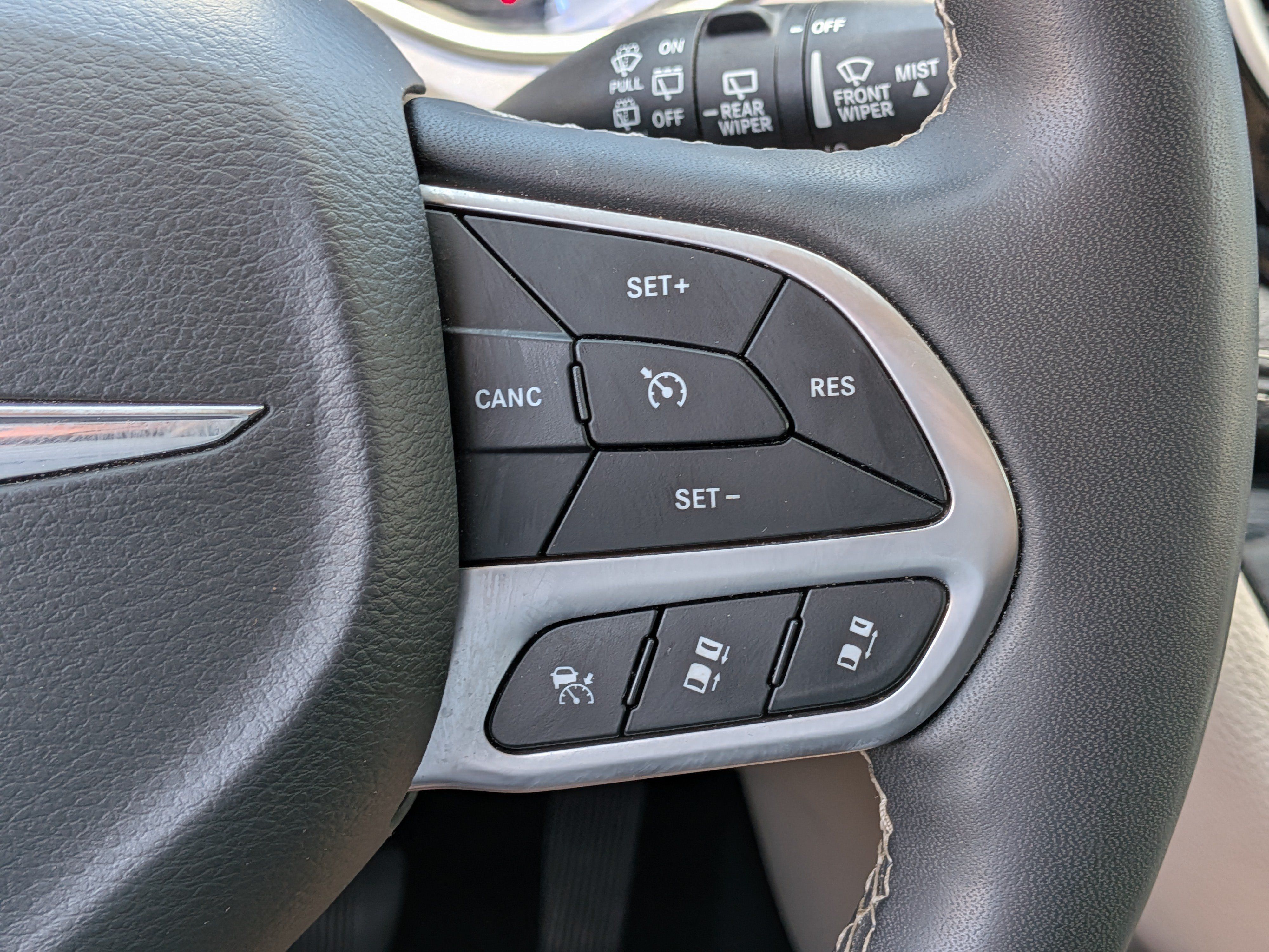 Used 2024 Chrysler Pacifica Limited FWD image 27