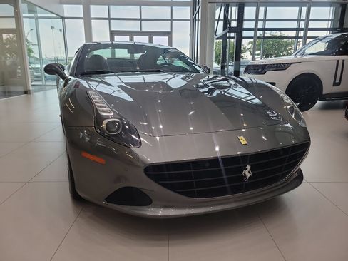 Used 2017 Ferrari California T RWD image 32