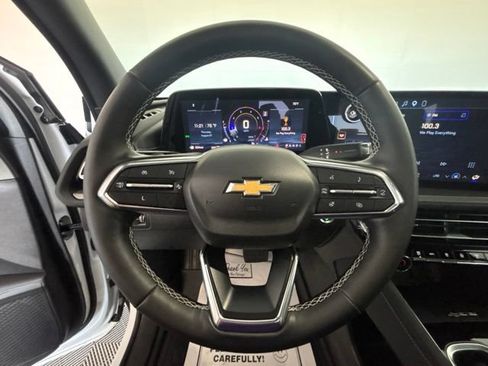 Used 2025 Chevrolet Traverse LT w/ Sun and Wheel Package AWD/4WD image 3