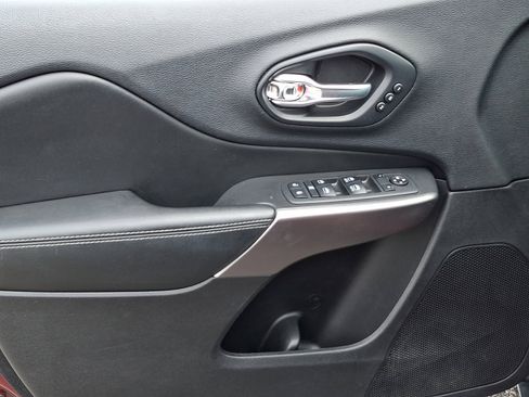 Used 2019 Jeep Cherokee Limited image 12