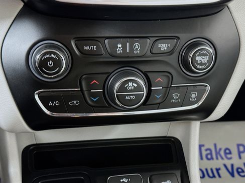 Used 2022 Jeep Cherokee Latitude Lux w/ Mopar Interior Package image 15